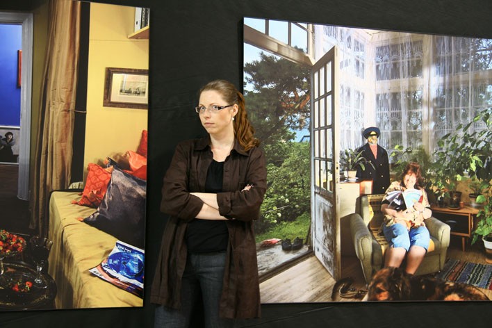 Izstādes Privāts kuratore Alise Tīfentāle pie ekspozīcijas darbiem. 2009. Foto: Zenta Dzividzinska Privats Tīfentale