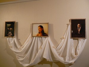 Elīnas Kokenbergas un Evijas Bečeres veidotā fotoizstāde Elīnas Kokenbergas un Evijas Bečeres veidotā fotoizstāde