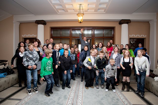 Finanšu ministrs Andris Vilks, Kultūras ministre Sarmīte Ēlerte, fotogrāfs Juris Kmins un Cēsu novada Līvu un Rāmuļu pamatskolas skolēni vienojas lēcienā Finanšu ministrs Andris Vilks, Kultūras ministre Sarmīte Ēlerte, fotogrāfs Juris Kmins un Cēsu novada Līvu un Rāmuļu pamatskolas skolēni vienojas lēcienā