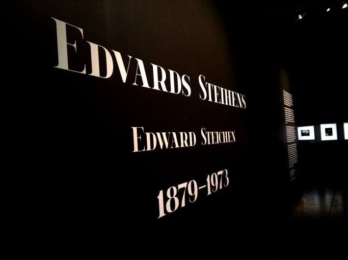 Izstāde "Edvards Steihens. Fotogrāfija" LNMM izstāžu zālē Arsenāls. 2015. Foto: Monta Ezerlīce Izstāde "Edvards Steihens. Fotogrāfija" LNMM izstāžu zālē Arsenāls. 2015. Foto: Monta Ezerlīce