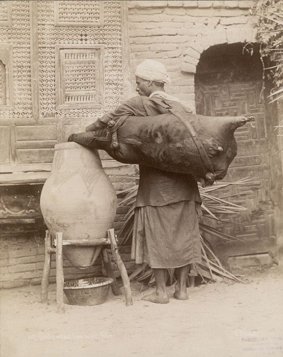 Žans (Johanness) Paskāls Seba (Jean Pascal Sébah, 1872–1947). Ūdens nesējs. 19. gs. beigas – 20. gs. sākums. M. K. Čurļoņa Nacionālā mākslas muzeja kolekcija.