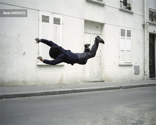 Fotogrāfija no sērijas The Fall © 2006 Denis Darzacq, courtesy Agence VU Fotogrāfija no sērijas The Fall © 2006 Denis Darzacq, courtesy Agence VU